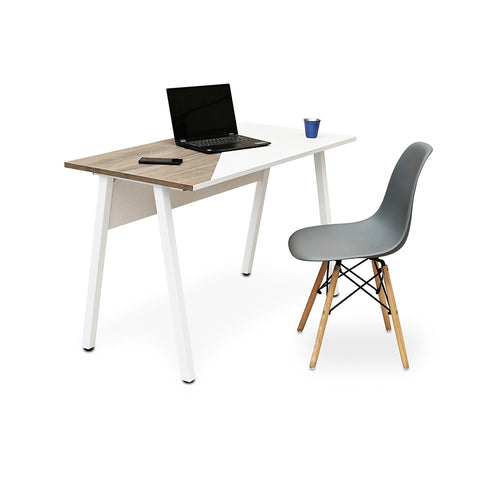 Escritorio y silla para trabajar en casa con cubierta bicolor