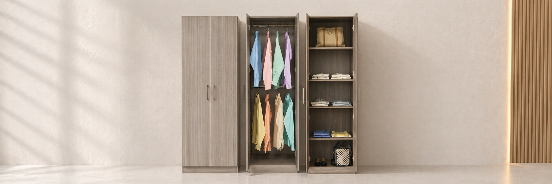 Ropero modular de madera gris con puertas cerradas, sección de colgado doble para camisas y estantería abierta con ropa organizada.
