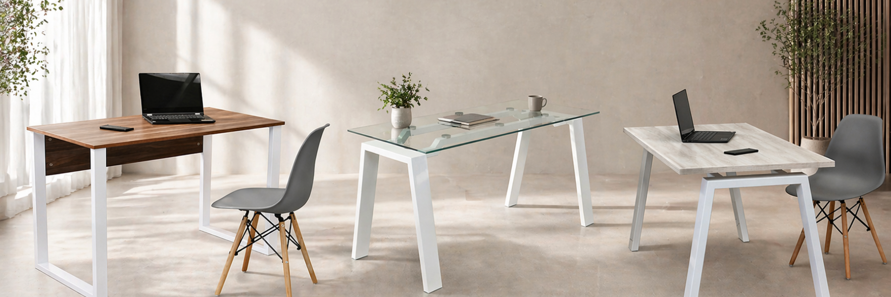 Variedad de escritorios modernos para oficina en acabados nogal, cristal y madera clara con bases blancas metálicas y sillas ergonómicas grises.