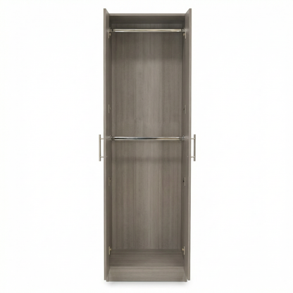 Interior de ropero color ceniza con doble tubo colgador metálico para optimizar el almacenamiento de prendas largas y cortas.