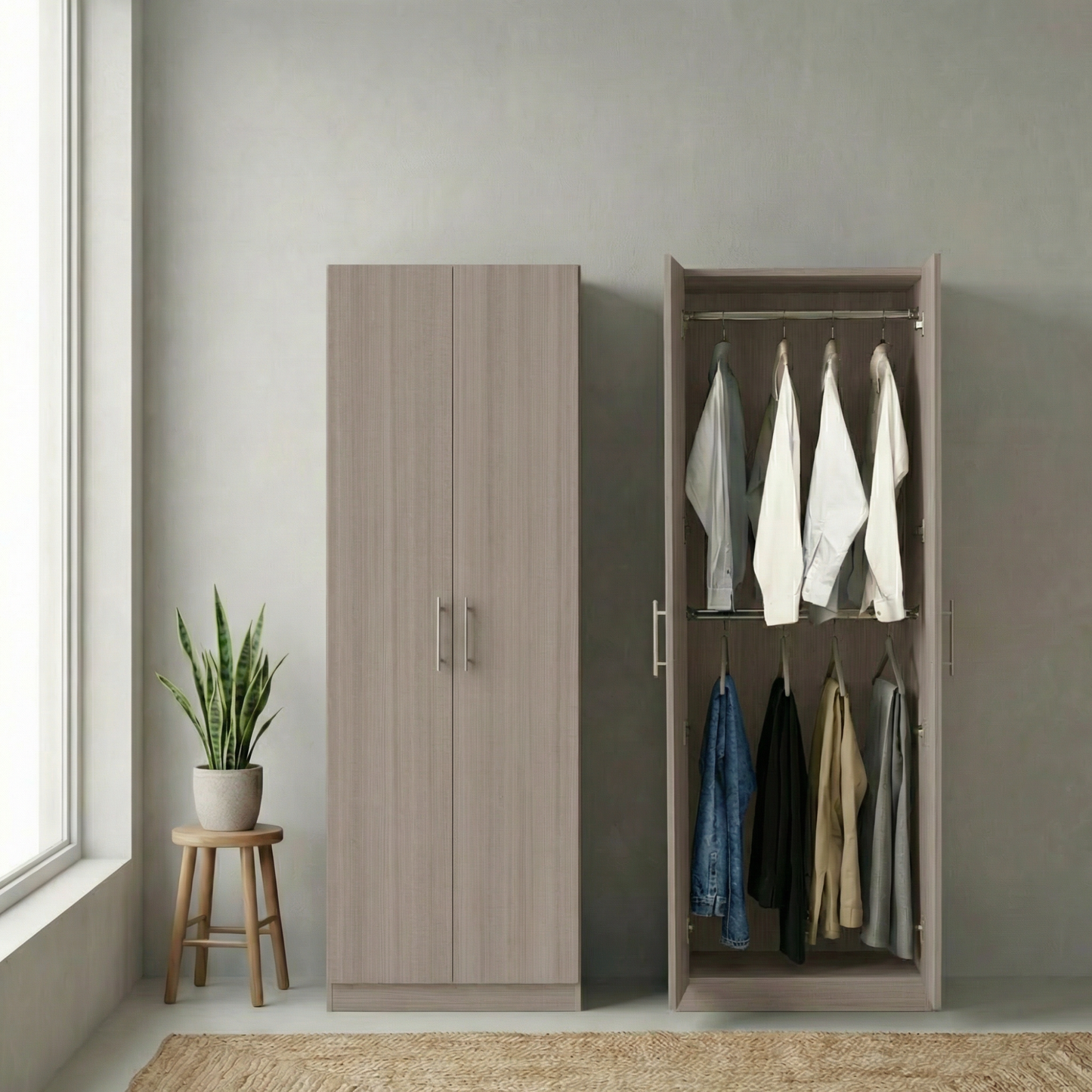 Clóset de madera color ceniza con puertas cerradas y módulo lateral abierto para colgar camisas blancas y pantalones de mezclilla.