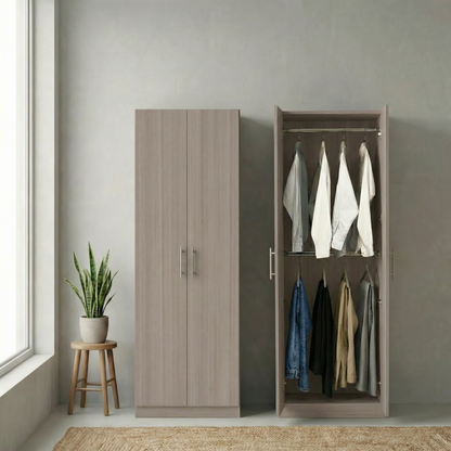 Clóset de madera color ceniza con puertas cerradas y módulo lateral abierto para colgar camisas blancas y pantalones de mezclilla.
